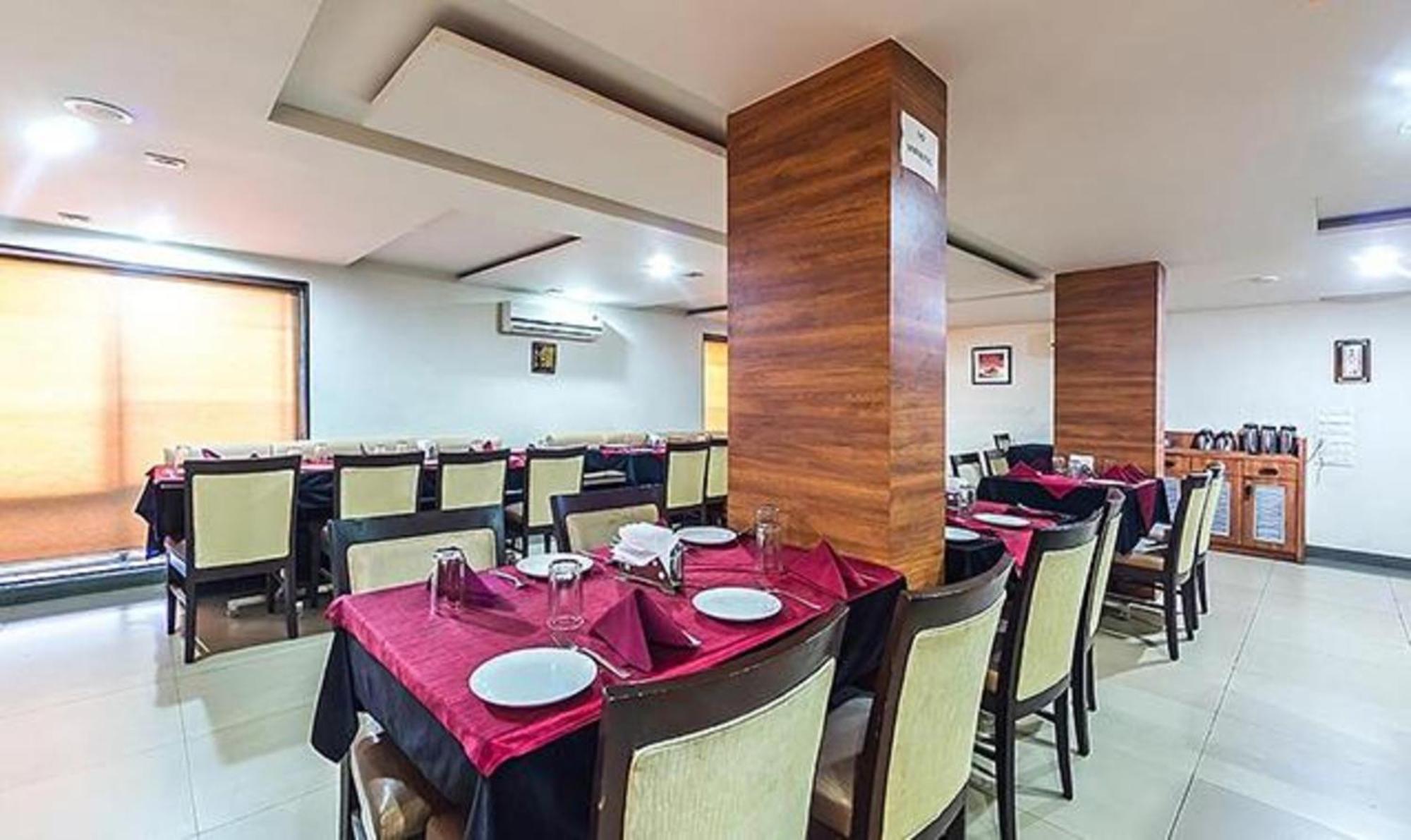 Fabhotel Skylark Inn Nashik Exteriör bild