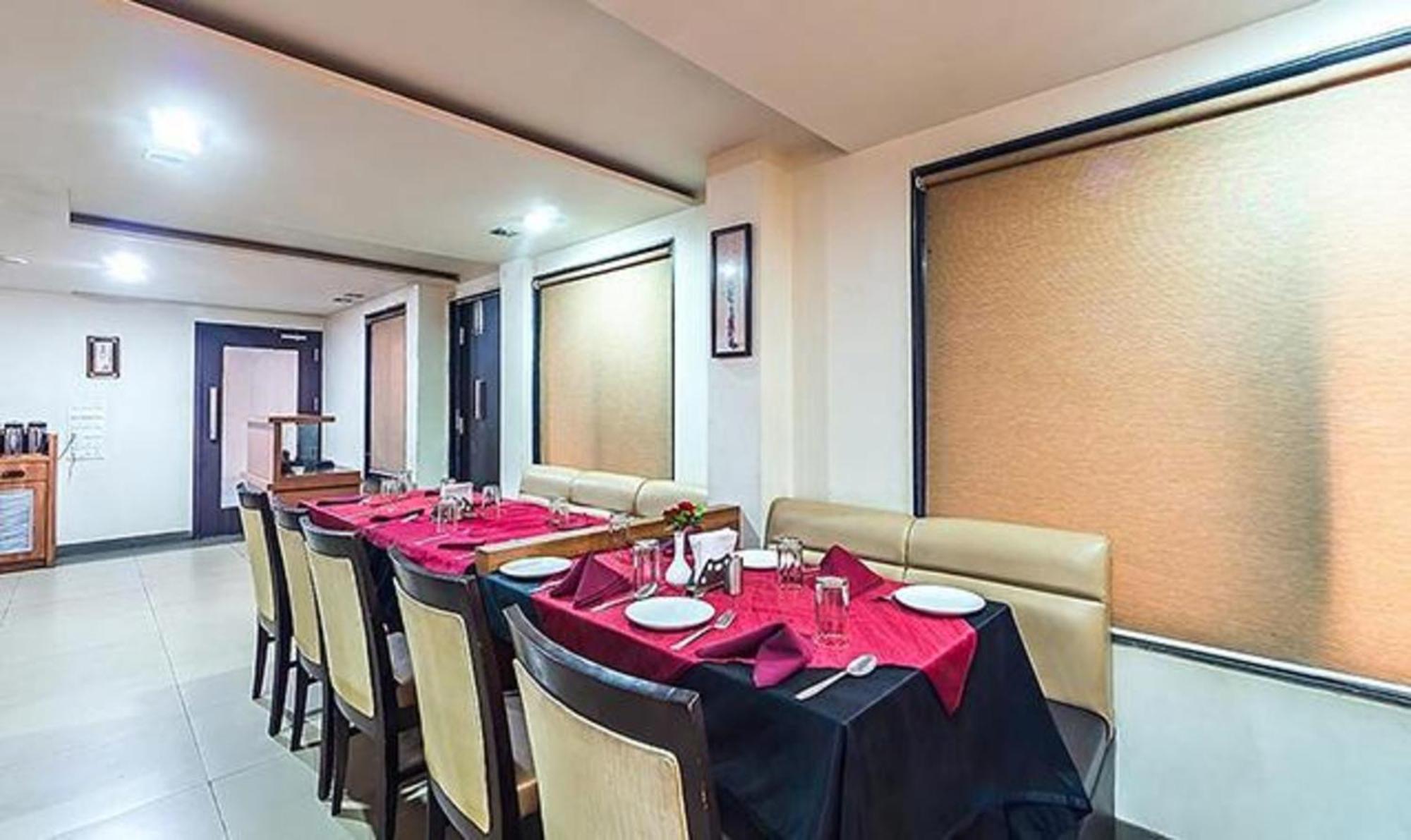 Fabhotel Skylark Inn Nashik Exteriör bild